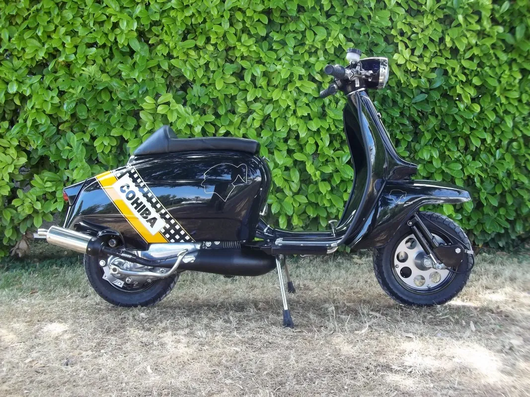 Lambretta nera con fascia gialla