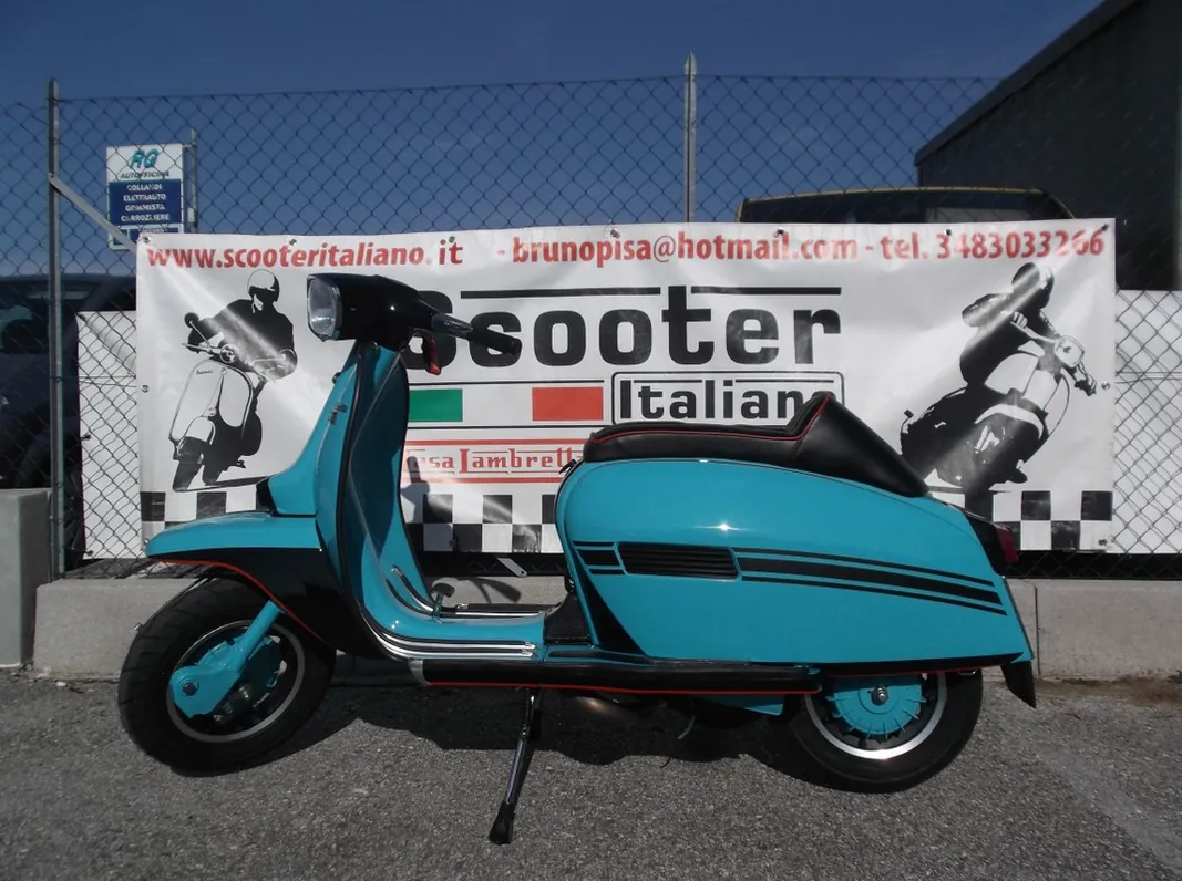 Lambretta turchese davanti allo striscione Scooter Italiano