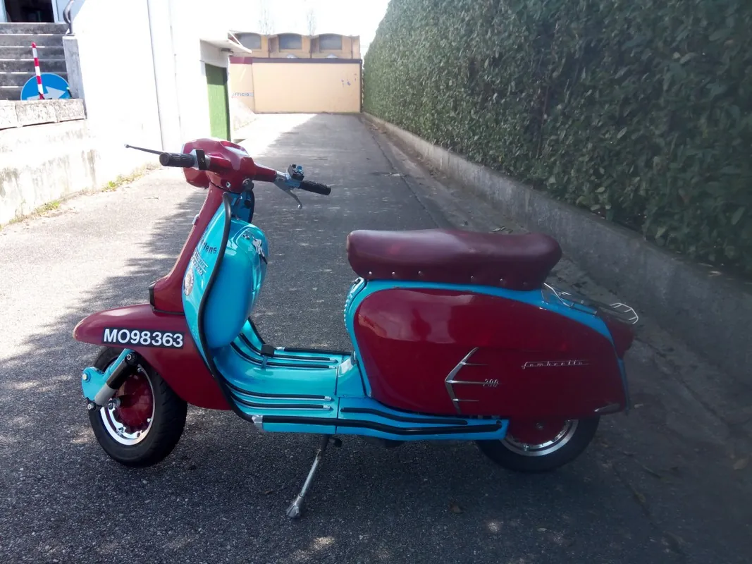 Lambretta bicolore rossa e azzurra