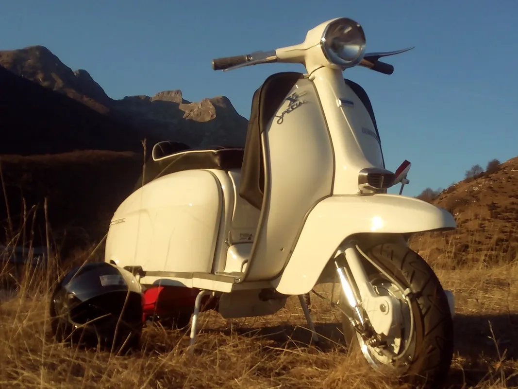 Lambretta bianca al tramonto