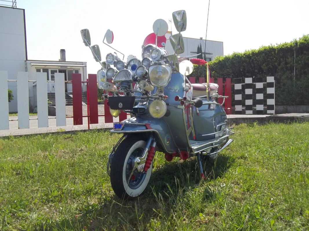 Lambretta in stile Mod con specchietti e fari supplementari