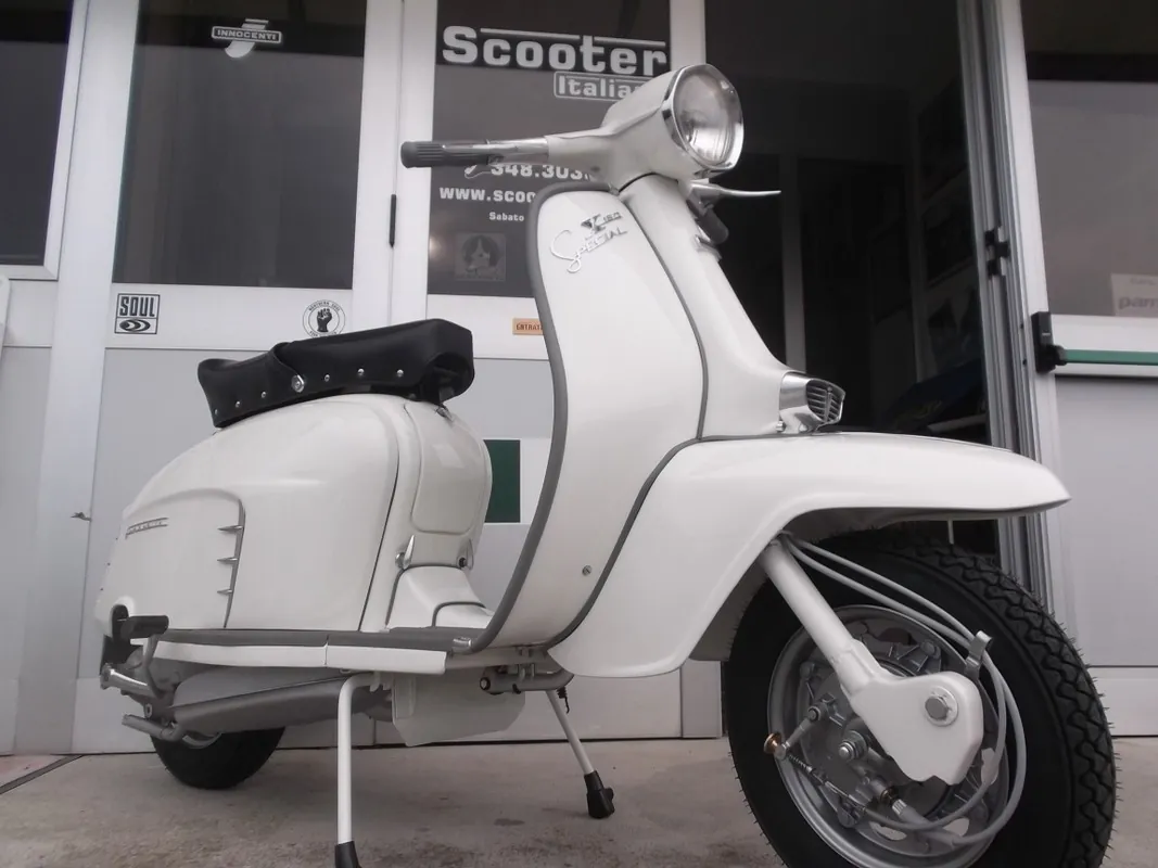 Lambretta bianca davanti al negozio