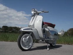 Lambretta grigia restaurata