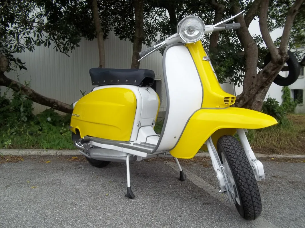 Lambretta gialla e bianca