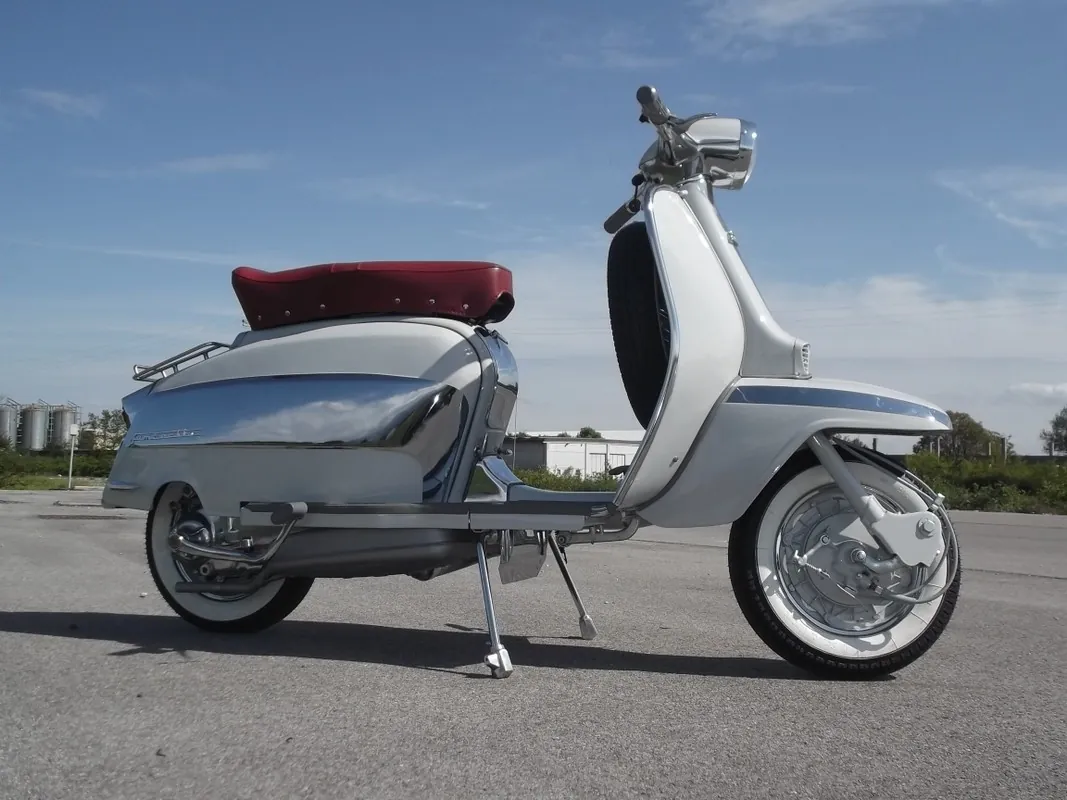 Lambretta argento con sella bordeaux